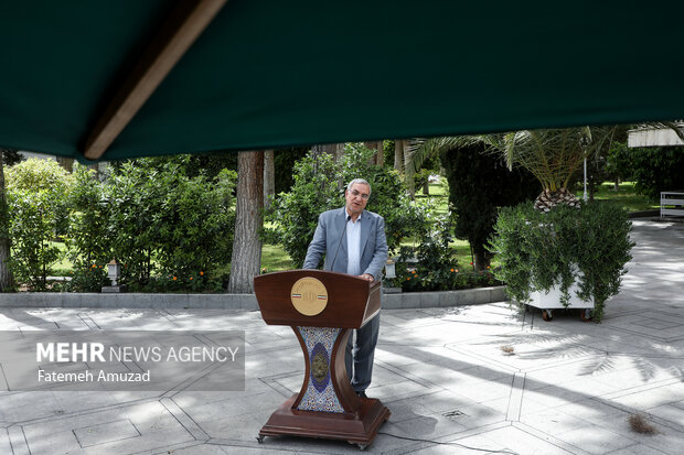 بهرام عین اللهی وزیر بهداشت در حاشیه جلسه هیات دولت