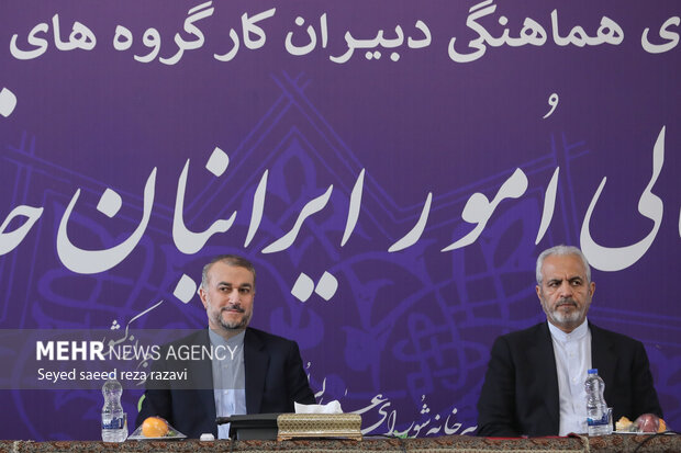 دکتر امیرعبداللهیان، وزیر امور خارجه در نشست روسای کارگروه های شورای عالی ایرانیان حضور دارد
