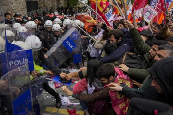 ۲۱۰ نفر در اعتراضات روز کارگر ترکیه بازداشت شدند ۲۱۰ نفر در اعتراضات روز کارگر ترکیه بازداشت شدند