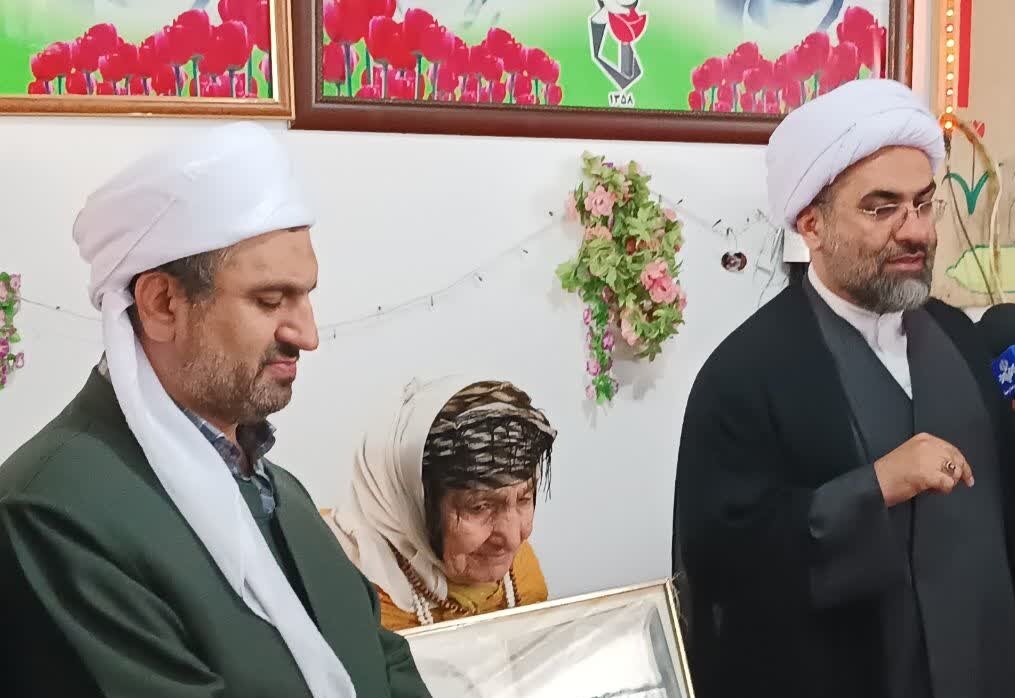 خانه مادر شهیدی که دیوارهایش مزین به عکس شهدا است