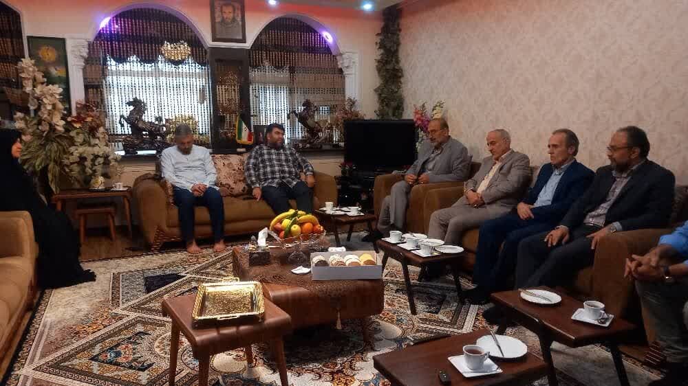 تکریم خانواده شهدا کمک به ترویج فرهنگ ایثار و شهادت است