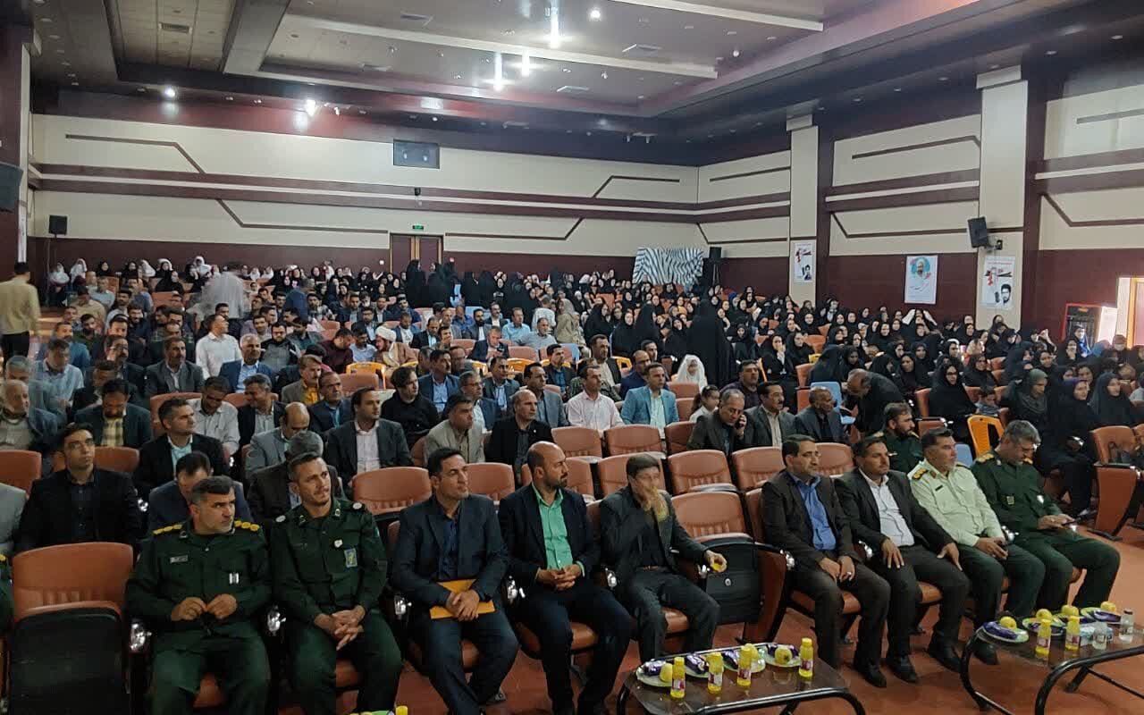 معلمان محور پیشرفت هر جامعه و معماران آیندهای روشن هستند