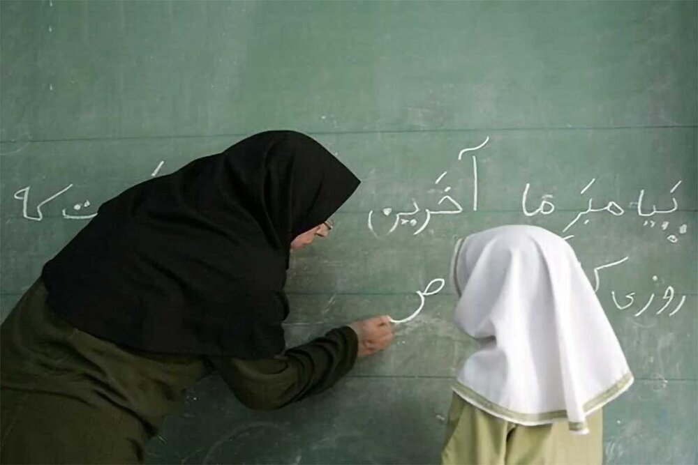 آیین تقدیر از مقام معلم در مدارس فسا برپا شد