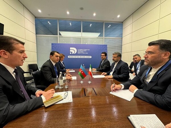وزير الثقافة الإيراني يلتقي نظيره الأذربيجاني في باكو