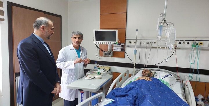 عبد اللهيان يزور دبلوماسي سوري رقد في المستشفى إثر إصابته في العدوان الصهيوني