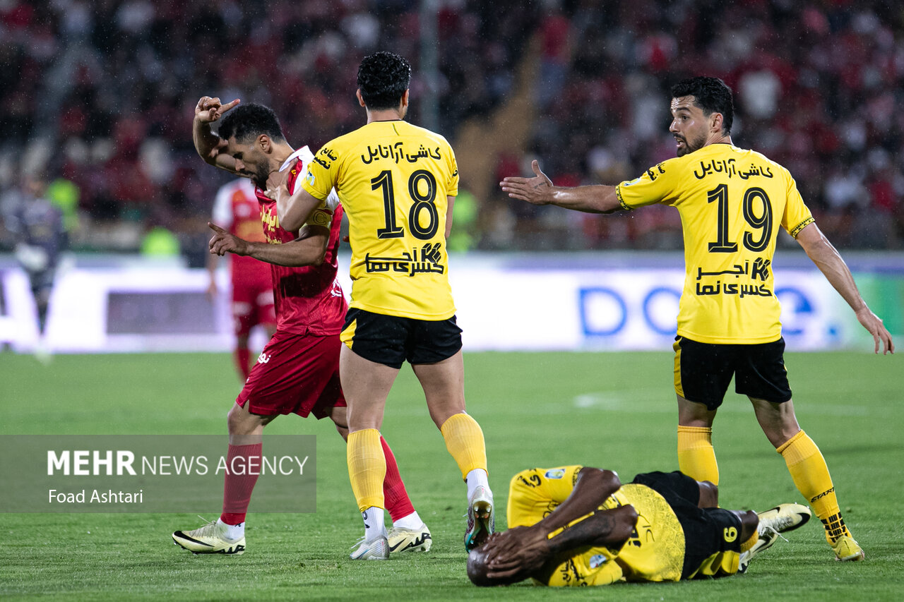 دیدار فوتبال تیم های پرسپولیس و سپاهان دیدار فوتبال تیم های پرسپولیس و سپاهان