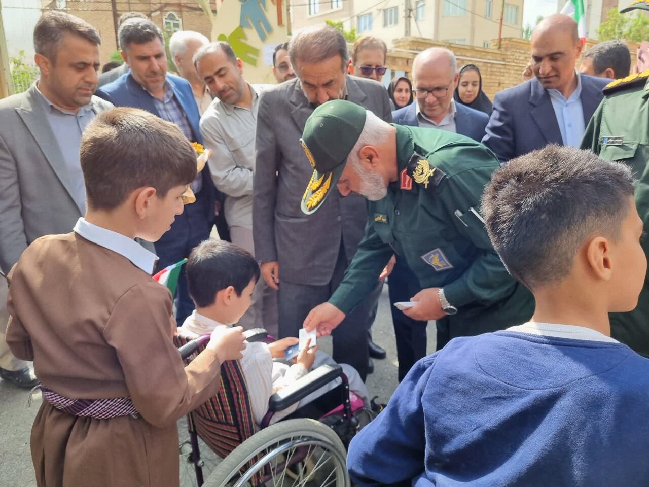 اهدای ۱۴۶ بسته معیشتی به مدرسه استثنایی پارسا در سنندج