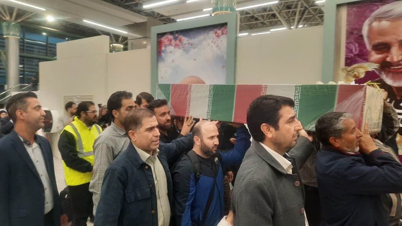 کرمانی ها برای استقبال از دو شهید گمنام به فرودگاه رفتند