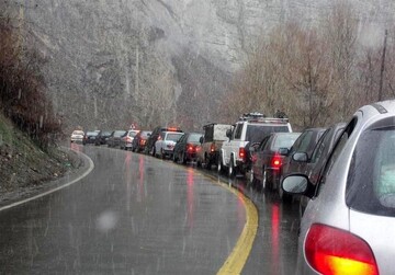 بارش باران و احتمال ریزش سنگ در جاده چالوس