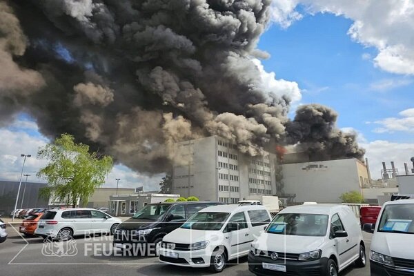 آتش‌سوزی در پایتخت آلمان/ دود سمّی آسمان برلین را فرا گرفته است