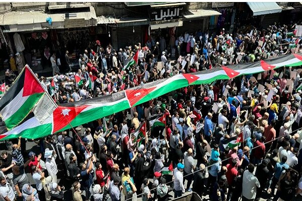 بالفيديو... مسيرة في عمان تنديدا باستمرار عدوان الاحتلال على قطاع غزة منتقدا سياسات الحكومة الاردنية