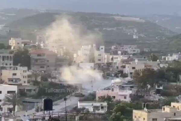 فلسطینی‌ها با بمب‌های دست‌ساز، نظامیان صهیونیست را بدرقه کردند