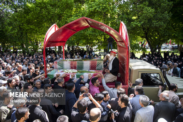 تشییع پیکر شهدای تازه تقحص شده دفاع مقدس در اصفهان