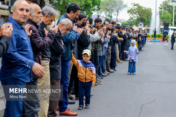 ازدحام جمعیت در مقابل دفتر امام جمعه تبریز