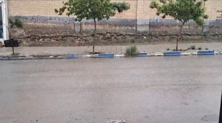 بارش شدید باران همراه با تگرگ در شهر «بام» آغاز شده است