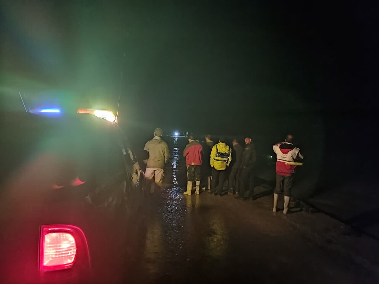 هشت جوان گرفتار در رودخانه فصلی قاین نجات یافتند