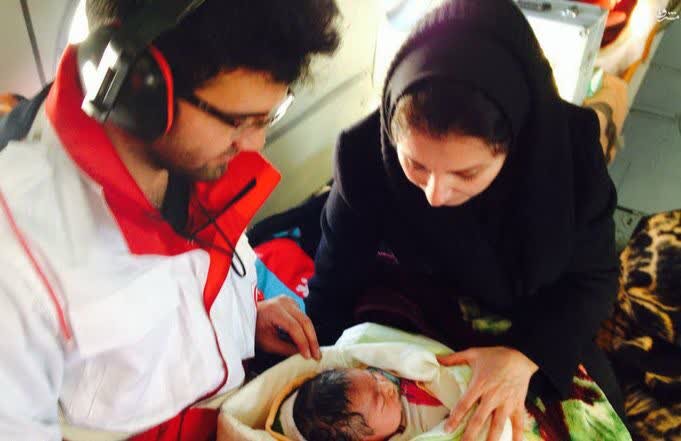 تولد یک نوزاد در هیاهوی سیلاب/نجات جان دو انسان توسط امدادگران