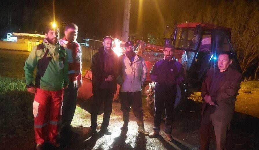 خانواده‌ ۱۱ نفره گرفتار در کوه «اکوز داغی» مهمان هلال‌احمر شدند
