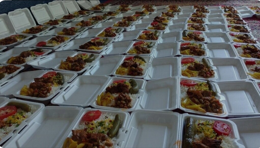 ۳۰۰ پرس غذای گرم در پارس‌آباد بین نیازمندان توزیع شد