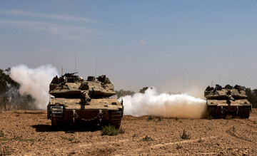 موج سنگین حملات هوایی علیه غزه و رفح/ تانک‌های متجاوز رژیم صهیونیستی وارد گذرگاه رفح شدند