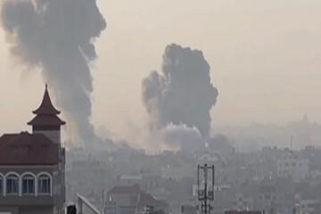 موج حملات هوایی و توپخانه‌ای دشمن علیه سراسر غزه/ نبرد سنگین رزمندگان فلسطینی با متجاوزان در رفح