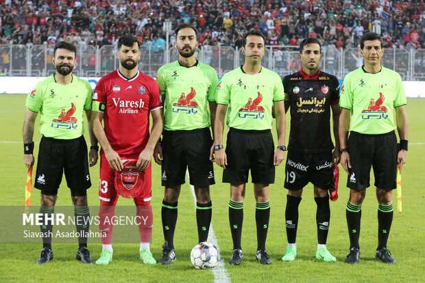 دیدار تیم‌های فوتبال نساجی مازندران و پرسپولیس تهران