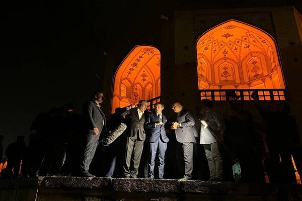 UAEA Başkanı Grossi İsfahan'ın tarihi köprüsünü ziyaret etti