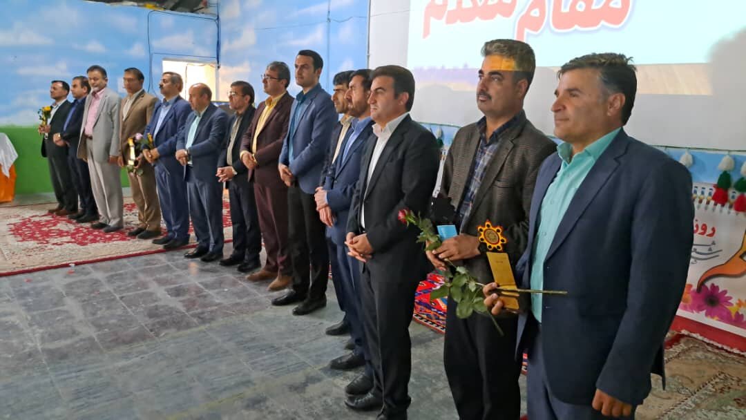 تجلیل از معلمان شهر دهدشت/ تقدیر از فرهنگیان خبرنگار