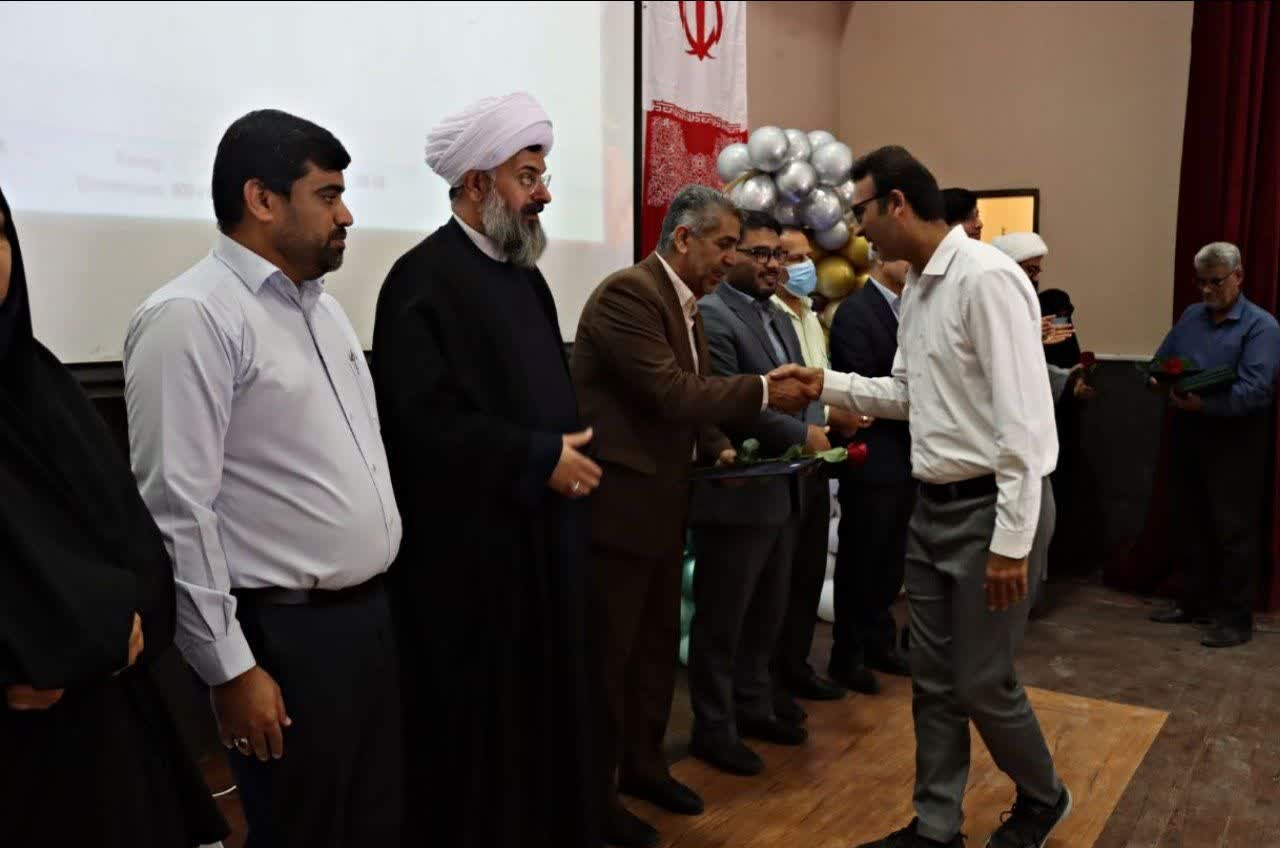 آیین تکریم از مقام معلم در شهرستان دشتی برگزار شد
