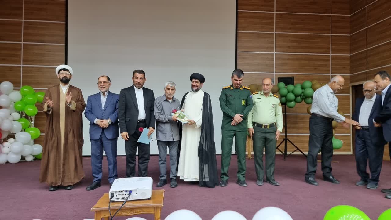 تکریم معلم در همه طول سال انجام شود