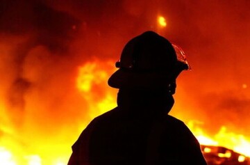 آتش سوزی در کارخانه تولید الیاف و نمد در دولت‌آباد/۳ سوله درگیر حریق شد