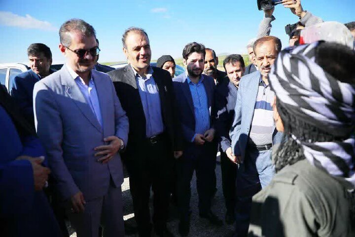 ادای احترام استاندار کردستان به مقام شامخ شهدای خسروآباد