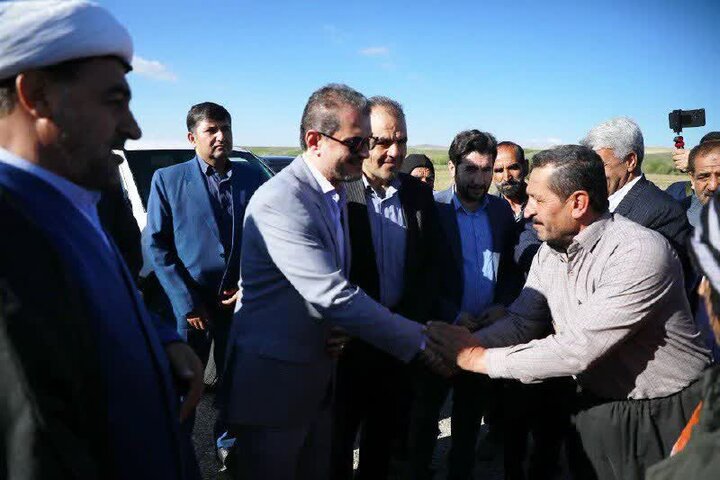 ادای احترام استاندار کردستان به مقام شامخ شهدای خسروآباد