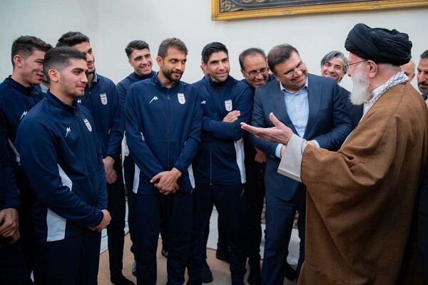 قائد الثورة الإسلامية يستقبل أعضاء المنتخب الوطني لكرة الصالات+ صور