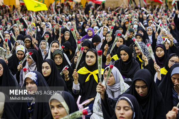 اجتماع 5 هزار دختر دانشجو به مناسبت روز دختر در حرم بانوی کرامت