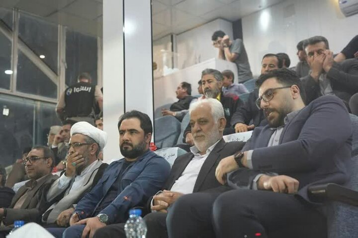 استاندار لرستان به تماشای بازی فوتبال خیبر و شهرداری آستارا رفت