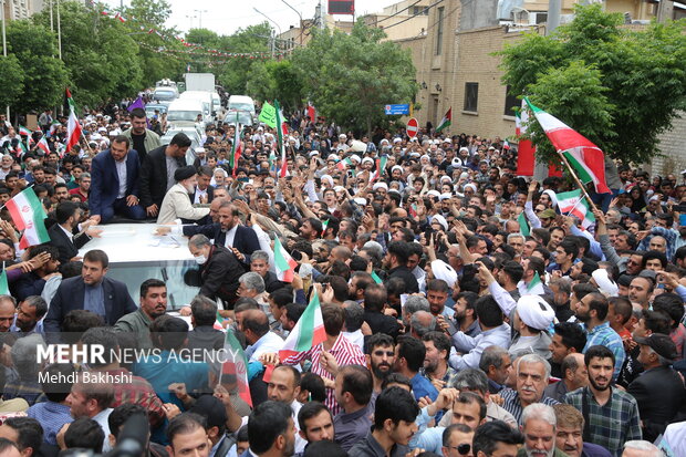 الرئيس الإيراني يزور محافظة قم + صور