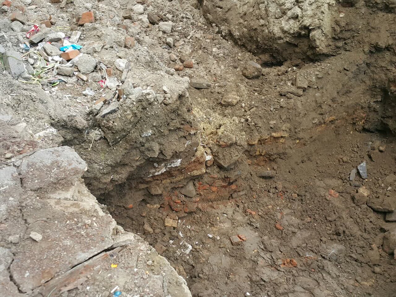 کشف شواهد یک دیوار تاریخی دیگر در خیابان باباطاهر همدان