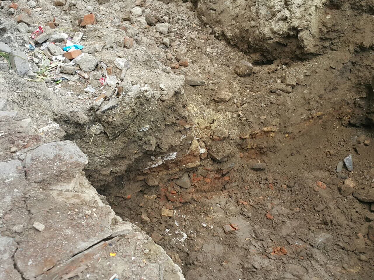 کشف شواهد یک دیوار تاریخی دیگر در خیابان باباطاهر همدان