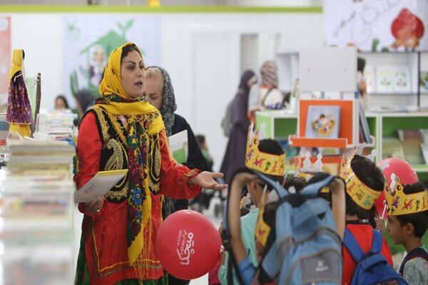 از جشن دخترماه تا قصهگویی در غرفههای کانون پرورش