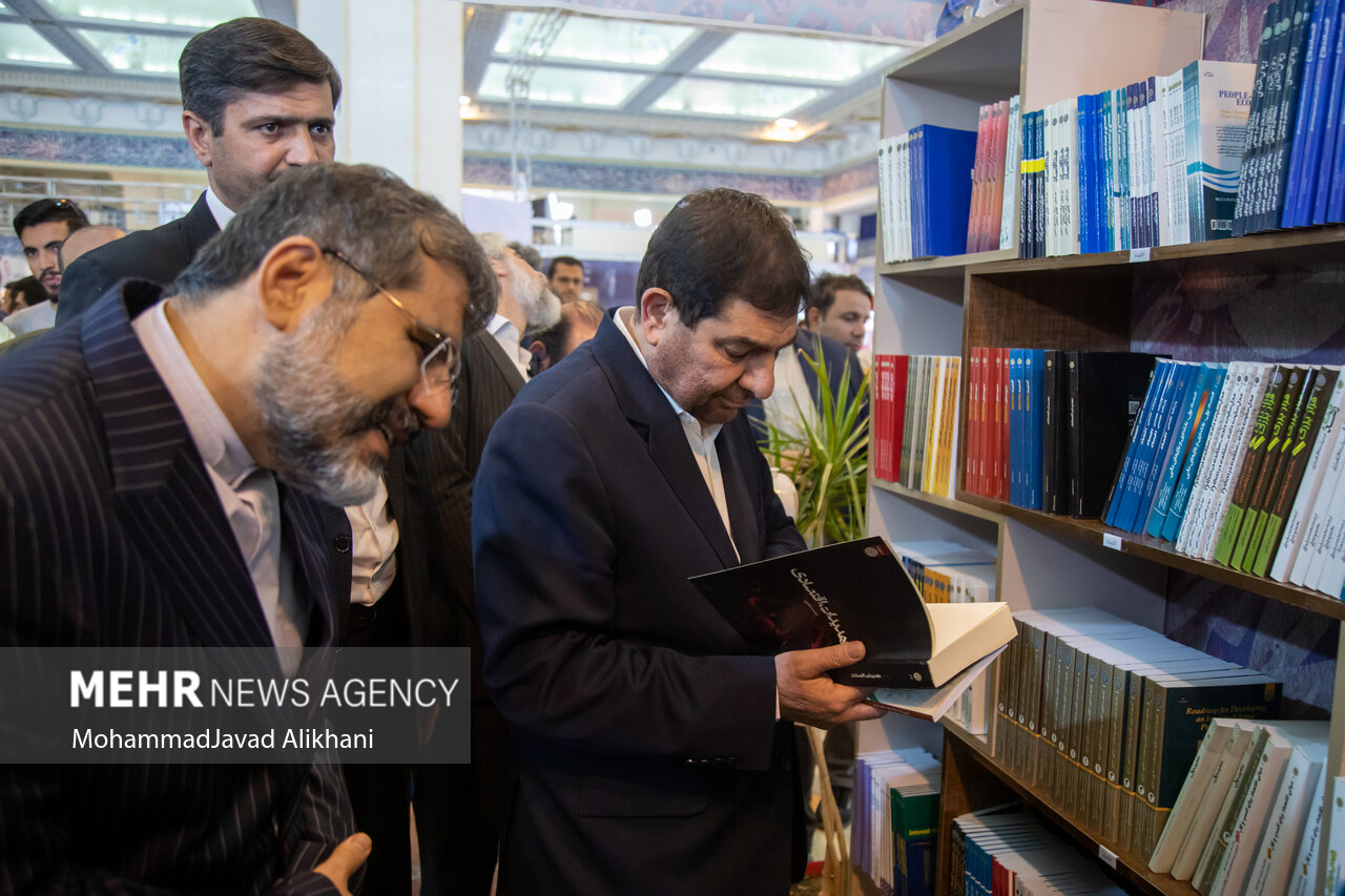 في زيارة لمعرض طهران الدولي للكتاب.. مخبر: الحكومة تدعم صناعة النشر
