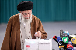 ایران میں پارلیمانی انتخابات کا دوسرا مرحلہ، رہبر معظم نے ووٹ کاسٹ کرلیا