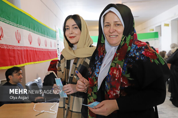 بالصور...الجولة الثانية من الانتخابات البرلمانية في ايران
