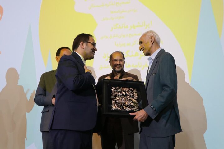 مستند در تکاپوی صبح در یزد رونمایی شد