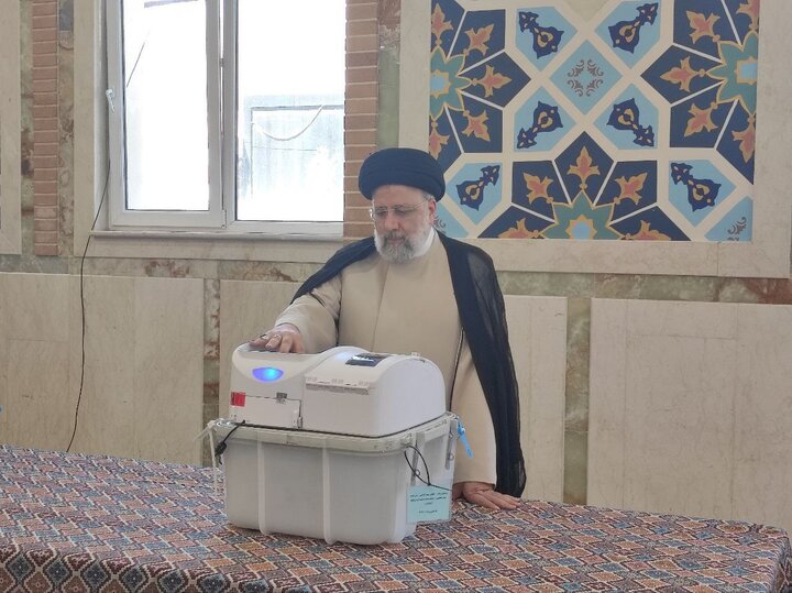 President Raeisi casts vote for parl. elections runoff
