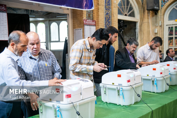 انتخابات مرحله دوم مجلس شورای اسلامی در مسجد لرزاده