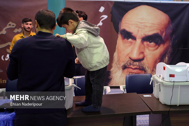 انتخابات مرحله دوم مجلس شورای اسلامی در حسینیه جماران