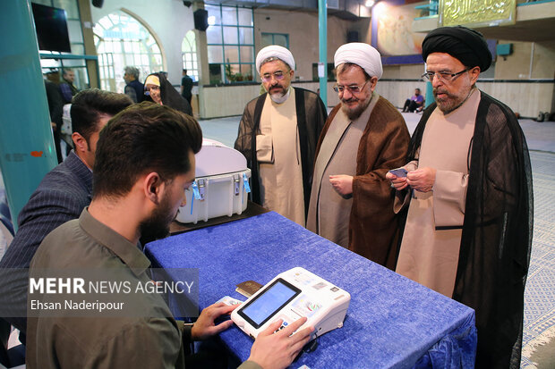 انتخابات مرحله دوم مجلس شورای اسلامی در حسینیه جماران