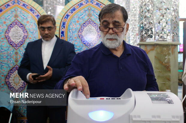 مصطفی آجرلو روز جمعه در انتخابات مرحله دوم مجلس شورای اسلامی در امام زاده صالح (ع) رای خود راثبت کرد