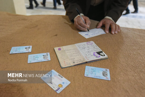 حرکت کشتی پیشرفت در رود خروشانی که مردم به جریان انداختند